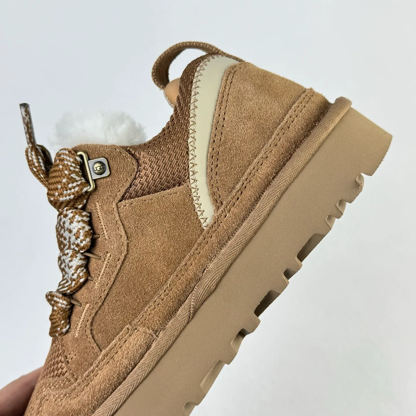 Local 💰600 OEM grade 4032 Mel series, top workmanship, super stable version ✔️ Good looks and texture, suede leather + low-key logo show retro, classic two-color shoelaces can be worn as two shoes ✔️ So comfortable that you want to weld your feet, ultra-light material + 5cm thick sole, increase height without tiring the feet, wool insoles are warm and breathable, no pressure for commuting and shopping all day long ✔️ I love the details: wide shoelaces for photos. Sizes 34-45 are suitable for various foot types. Slight stains can be wiped clean with a damp cloth. The loose feeling in early autumn is all due to it. Close your eyes and avoid stepping on thunder! 👟